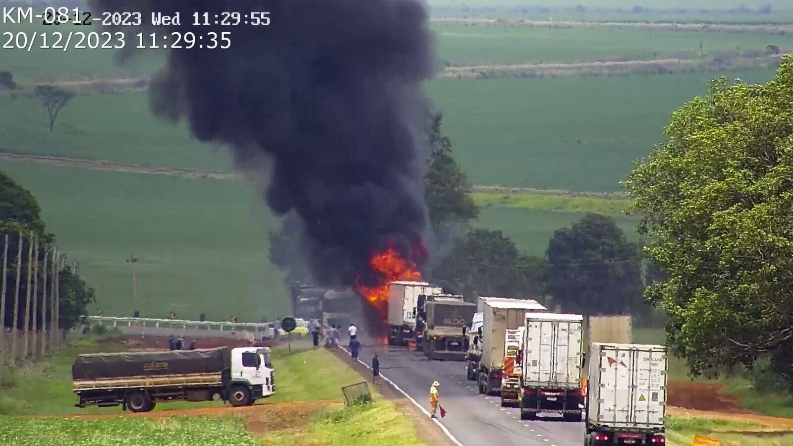 Imagem de compartilhamento para o artigo Acidente grave entre van e carreta deixa um morto e outro ferido na MS-306 da MS Todo dia